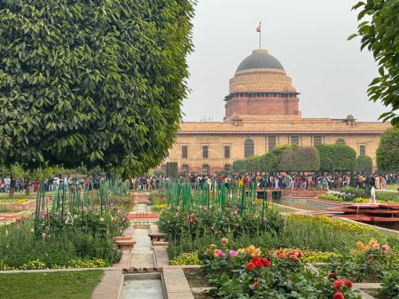 Téléchargez les photos : DELHI, INDE - 18 février : Vue du Rashtrapati Bhavan depuis les jardins moghols (Amrit Udyan) sur le terrain de New Delhi, en Inde, comme vu le 18 février 2024. - en image libre de droit