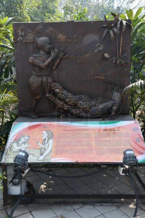 Téléchargez les photos : DELHI, INDE - 18 février : Sculpture Adi Shankaracharya au parc Shaheedi à Delhi, Inde, vue le 18 février 2024. - en image libre de droit