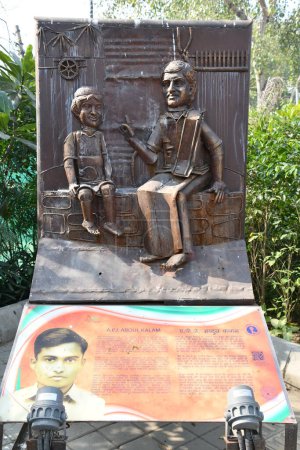 Téléchargez les photos : DELHI, INDE - 18 février : APJ Sculpture d'Abdul Kalam au parc Shaheedi à Delhi, Inde, vue le 18 février 2024. - en image libre de droit