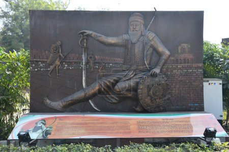 Téléchargez les photos : DELHI, INDE - 18 février : Sculpture de Banda Singh Bahadur au parc Shaheedi à Delhi, Inde, vue le 18 février 2024. - en image libre de droit