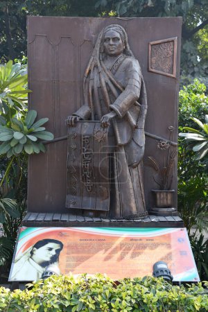 Téléchargez les photos : DELHI, INDE - 18 février : Sculpture de Bhikhaji Cama au parc Shaheedi à Delhi, Inde, vue le 18 février 2024. - en image libre de droit
