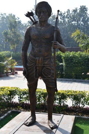 Téléchargez les photos : DELHI, INDE - 18 février : Sculpture Birsa Munda au parc Shaheedi à Delhi, Inde, vue le 18 février 2024. - en image libre de droit