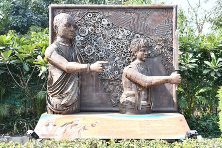 Téléchargez les photos : DELHI, INDE - 18 février : Sculpture Chanakya et Chandragupta au parc Shaheedi à Delhi, Inde, vue le 18 février 2024. - en image libre de droit