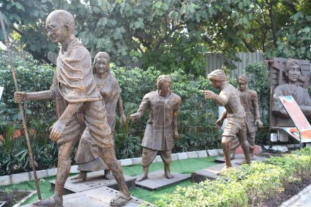 Téléchargez les photos : DELHI, INDE - 18 février : Sculpture de Dandi March au parc Shaheedi à Delhi, Inde, vue le 18 février 2024. - en image libre de droit
