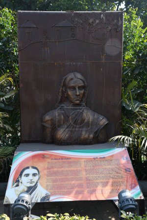 Téléchargez les photos : DELHI, INDE - 18 février : Sculpture de Durga Bhabhi au parc Shaheedi à Delhi, Inde, vue le 18 février 2024. - en image libre de droit