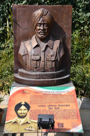 Foto de DELHI, INDIA - 18 de febrero: El oficial de vuelo Nirmal Jit Singh Sekhon escultura en el Parque Shaheedi en Delhi, India, visto el 18 de febrero de 2024. - Imagen libre de derechos