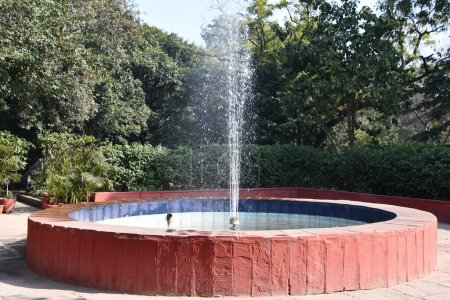 Téléchargez les photos : DELHI, INDE - 18 février : Fontaine au parc Shaheedi à Delhi, Inde, comme vu le 18 février 2024. - en image libre de droit