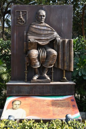 Téléchargez les photos : DELHI, INDE - 18 février : Sculpture d'Ishwar Chandra Vidyasagar au parc Shaheedi à Delhi, Inde, vue le 18 février 2024. - en image libre de droit