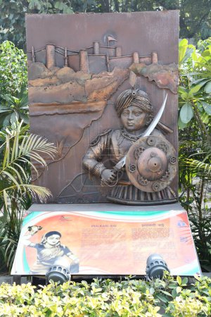 Téléchargez les photos : DELHI, INDE - 18 février : Sculpture de Jhalkari Bai au parc Shaheedi à Delhi, Inde, vue le 18 février 2024. - en image libre de droit