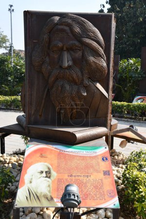 Téléchargez les photos : DELHI, INDE - 18 février : Sculpture de Rabindranath Tagore au parc Shaheedi à Delhi, Inde, vue le 18 février 2024. - en image libre de droit
