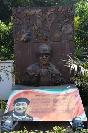 Téléchargez les photos : DELHI, INDE - 18 février : Sculpture de Rani Gaidinliu au parc Shaheedi à Delhi, Inde, vue le 18 février 2024. - en image libre de droit