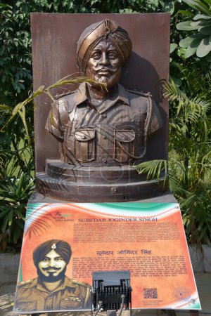 Téléchargez les photos : DELHI, INDE - 18 février : Sculpture Subedar Joginder Singh au parc Shaheedi à Delhi, Inde, vue le 18 février 2024. - en image libre de droit