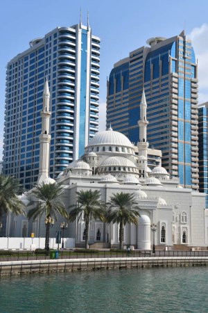 Foto de SHARJAH, Emiratos Árabes Unidos - 3 ENE: Vista de la mezquita Al Noor desde la isla Al Noor en Sharjah, Emiratos Árabes Unidos, vista el 3 de enero de 2024. - Imagen libre de derechos