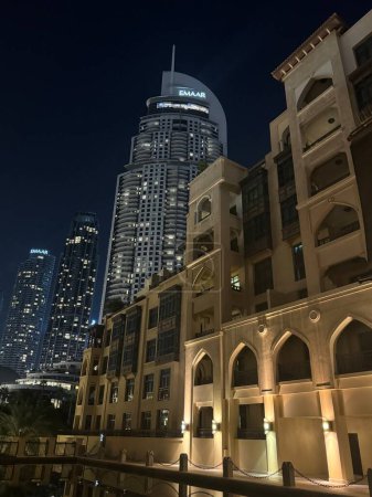 Foto de DUBAI, Emiratos Árabes Unidos - 5 ENE: Souk Al Bahar en Dubai, Emiratos Árabes Unidos, visto el 5 de enero de 2023. Es un destino comercial y gastronómico de estilo árabe situado en el centro de Dubai, con vistas a la Fuente de Dubái. - Imagen libre de derechos