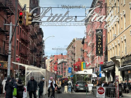 Foto de NUEVA YORK, NY - 30 DE MARZO: Pequeña Italia en Nueva York, visto el 30 de marzo de 2024. Una vez conocido por su gran población de italianos americanos, el barrio consta de tiendas y restaurantes italianos. - Imagen libre de derechos