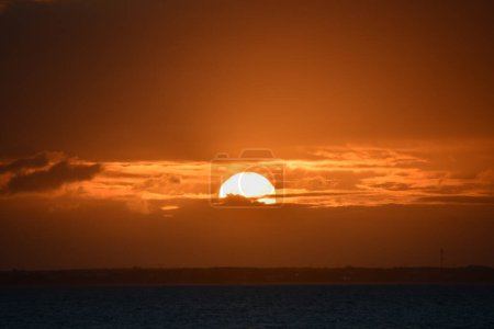 Foto de Sunset off the coast of Providenciales in the Turks and Caicos Islands - Imagen libre de derechos