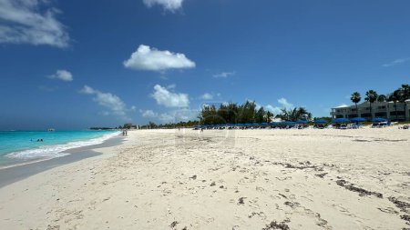 Téléchargez les photos : PROVIDENCIALES, TCI - 18 avril : Grace Bay Beach à Providenciales, dans les îles Turques et Caïques, comme vu le 18 avril 2024. - en image libre de droit