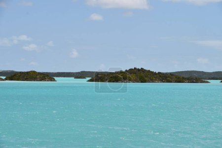 Sonido de tiza frente a la costa de Providenciales en la Isla de los Turcos y Caicos