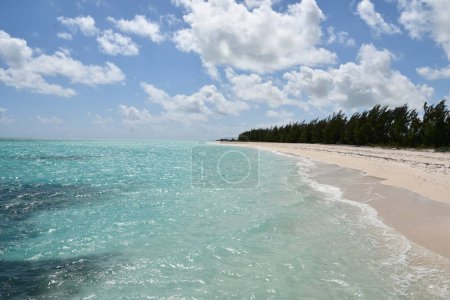 Vista desde la Playa Caballo Estable en Caicos Norte en las Islas Turcas y Caicos
