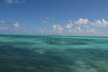 Vue depuis la plage de Horse Stable à North Caicos dans les îles Turks et Caicos
