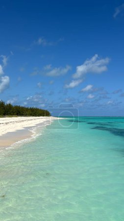 Vista desde la Playa Caballo Estable en Caicos Norte en las Islas Turcas y Caicos