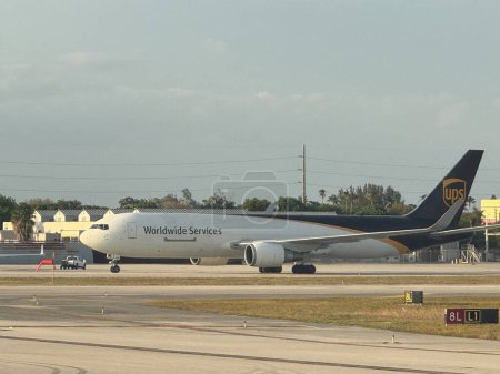 Foto de MIAMI, FLORIDA - 21 de abril: UPS Worldwide Services Airplane en el Aeropuerto Internacional de Miami en Florida, EE.UU., como se ve el 21 de abril de 2024. - Imagen libre de derechos