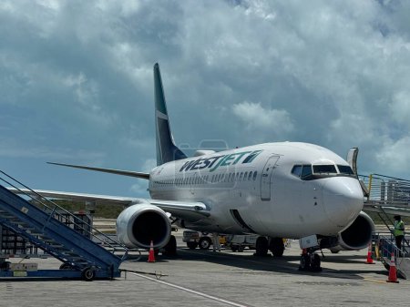 Foto de PROVIDENCIALES, TURKS & CAICOS - 21 DE ABR: WestJet Airplane en el Aeropuerto Internacional de Providenciales en las Islas Turcas y Caicos, visto el 21 de abril de 2024. - Imagen libre de derechos