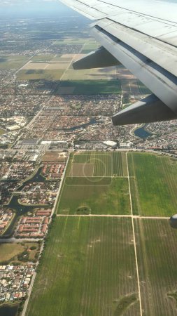 Téléchargez les photos : Vue Aérienne De La Floride Avec Aile D'avion - en image libre de droit