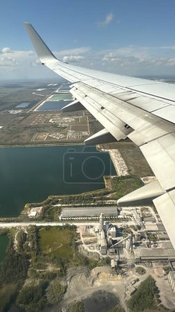 Téléchargez les photos : Vue Aérienne De La Floride Avec Aile D'avion - en image libre de droit