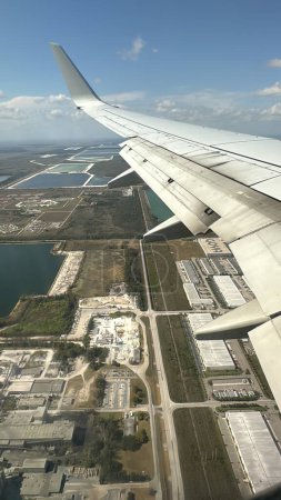 Luftaufnahme von Florida mit Flugzeugflügel