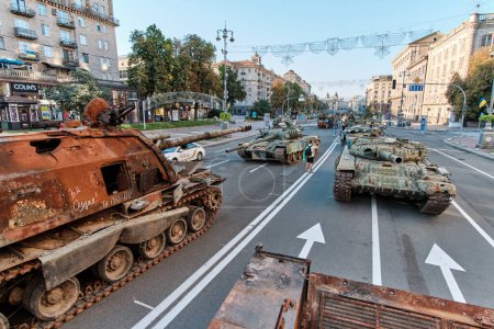 Téléchargez les photos : Kiev, Ukraine - 24 août 2022 : Détruite de la machinerie militaire des occupants russes dans la rue principale de la ville le jour de l'indépendance de l'Ukraine. - en image libre de droit