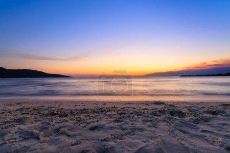 Foto de Un hermoso amanecer en la playa con faro en la parte posterior.Skala Potamias, Thassos, Grecia - Imagen libre de derechos
