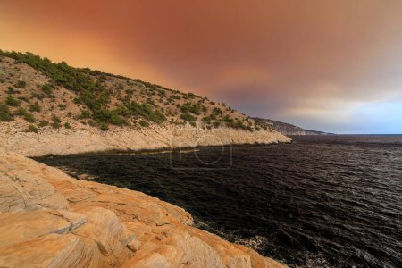 Foto de Hermosa vista panorámica de la isla de Tasos. En 2023 durante el incendio forestal mientras el humo envolvía toda la isla - Imagen libre de derechos