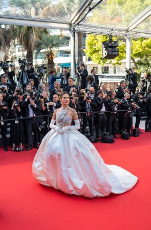 Foto de CANNES, FRANCIA - 19 DE MAYO DE 2022: Alessandra Ambrosio asiste a la proyección de "Armageddon Time" durante el 75º festival anual de Cannes en el Palais des Festivals - Imagen libre de derechos