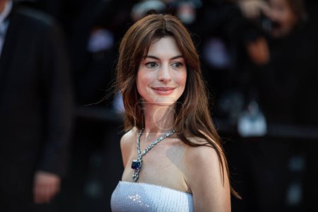 Foto de CANNES, FRANCIA - 19 DE MAYO DE 2022: Anne Hathaway asiste a la proyección de "Armageddon Time" durante el 75º festival anual de Cannes en el Palais des Festivals - Imagen libre de derechos