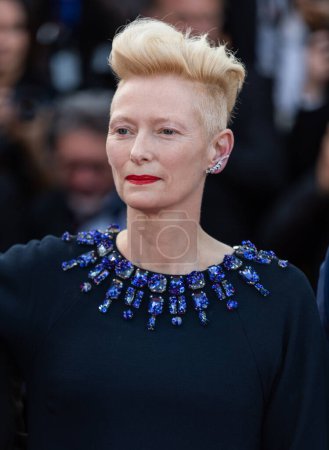 Foto de CANNES, FRANCE - MAY 20, 2022: Tilda Swinton attends the screening of "Three Thousand Years Of Longing (Trois Mille Ans A T'Attendre)" during the 75th annual Cannes film festival - Imagen libre de derechos