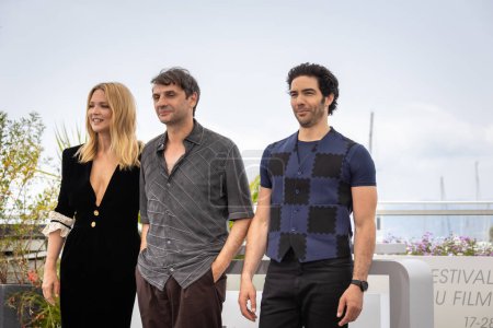 Foto de CANNES, FRANCE - MAY 22, 2022: Virginie Efira, Director Serge Bozon and Tahar Rahim attend the photocall for "Don Juan" during the 75th annual Cannes film festival at Palais des Festivals on May 22, 2022 in Cannes, France. - Imagen libre de derechos