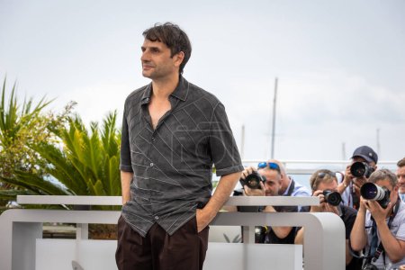 Foto de CANNES, FRANCIA - 22 DE MAYO DE 2022: El director Serge Bozon asiste a la fotoconvocatoria de "Don Juan" durante el 75º festival anual de Cannes en el Palais des Festivals el 22 de mayo de 2022 en Cannes, Francia. - Imagen libre de derechos