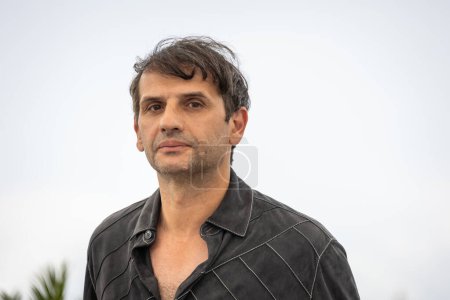 Foto de CANNES, FRANCE - MAY 22, 2022: Director Serge Bozon  attends the photocall for "Don Juan" during the 75th annual Cannes film festival at Palais des Festivals on May 22, 2022 in Cannes, France. - Imagen libre de derechos