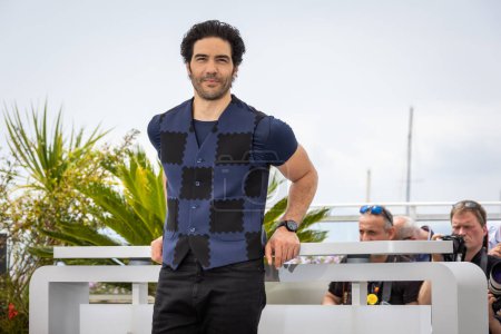 Foto de CANNES, FRANCE - MAY 22, 2022: actor Tahar Rahim attends the photocall for "Don Juan" during the 75th annual Cannes film festival at Palais des Festivals on May 22, 2022 in Cannes, France. - Imagen libre de derechos