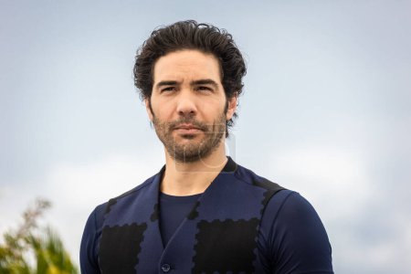 Téléchargez les photos : CANNES, FRANCE - MAY 22, 2022: actor Tahar Rahim attends the photocall for "Don Juan" during the 75th annual Cannes film festival at Palais des Festivals on May 22, 2022 in Cannes, France. - en image libre de droit