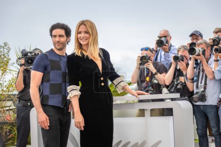 Téléchargez les photos : CANNES, FRANCE - MAY 22, 2022: Virginie Efira and Tahar Rahim attend the photocall for "Don Juan" during the 75th annual Cannes film festival at Palais des Festivals on May 22, 2022 in Cannes, France. - en image libre de droit