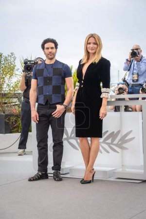 Foto de CANNES, FRANCE - MAY 22, 2022: Virginie Efira and Tahar Rahim attend the photocall for "Don Juan" during the 75th annual Cannes film festival at Palais des Festivals on May 22, 2022 in Cannes, France. - Imagen libre de derechos