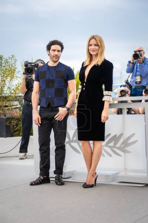 Foto de CANNES, FRANCE - MAY 22, 2022: Virginie Efira and Tahar Rahim attend the photocall for "Don Juan" during the 75th annual Cannes film festival at Palais des Festivals on May 22, 2022 in Cannes, France. - Imagen libre de derechos