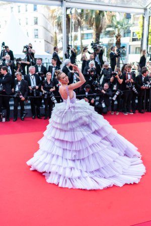 Foto de CANNES, FRANCIA - 21 DE MAYO DE 2022: Maja Malnar asiste a la proyección del "Triángulo de la Tristeza" durante el 75º festival anual de Cannes en el Palais des Festivals - Imagen libre de derechos