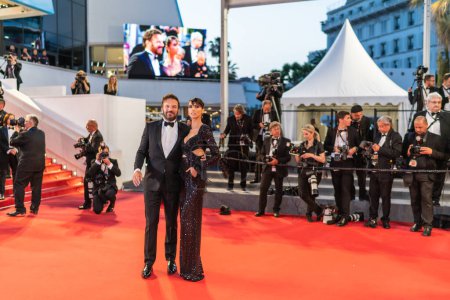 Foto de CANNES, FRANCIA - 21 DE MAYO DE 2022: Stefania Cristian y Samuel Le Bihan asisten a la proyección de "R.M.N" durante el 75º festival anual de Cannes en el Palais des Festivals - Imagen libre de derechos