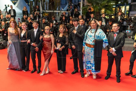 Téléchargez les photos : CANNES, FRANCE - 21 MAI 2022 : Riley Keough et ses invités assistent à la projection de "R.M.N" lors de la 75e édition annuelle du Festival de Cannes au Palais des Festivals - en image libre de droit