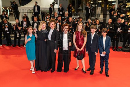 Foto de CANNES, FRANCE - MAY 21, 2022: Alba Rohrwacher, Jasmine Trinca, Giovanna Ralli and guests attend the screening of "R.M.N" during the 75th annual Cannes film festival - Imagen libre de derechos