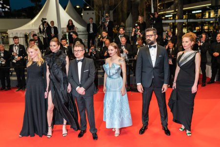 Foto de CANNES, FRANCE - MAY 21, 2022: Maria-Victoria Dragus, Macrina Barladeanu, Cristian Mungiu, Judith State, Marin Grigore and Orsolya Moldovan attend the screening of "R.M.N" during the 75th annual Cannes film festival - Imagen libre de derechos