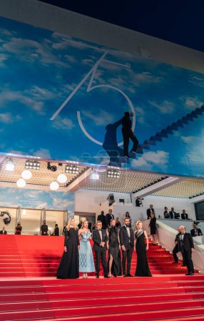 Téléchargez les photos : CANNES, FRANCE - MAY 21, 2022: Maria-Victoria Dragus, Macrina Barladeanu, Cristian Mungiu, Judith State, Marin Grigore and Orsolya Moldovan attend the screening of "R.M.N" during the 75th annual Cannes film festival - en image libre de droit